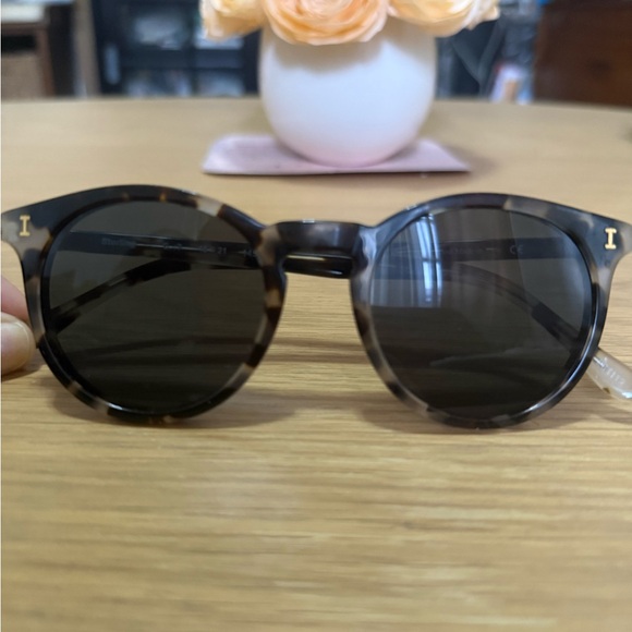 Illesteva Brown/grey Tortoise Sunglasses - Picture 4 of 5
